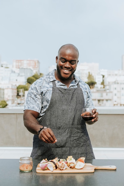 Photo gratuite brochettes de barbecue d'assaisonnement de chef lors d'une fête sur le toit