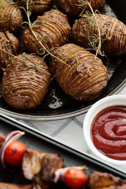 Brochettes de boeuf et tomates grillées