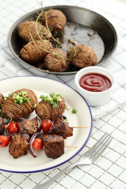 Photo gratuite brochettes de boeuf et tomates grillées