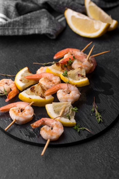 Brochettes de crevettes aux fruits de mer et tranches de citron floues