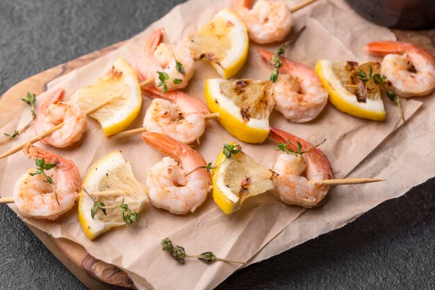 Brochettes de crevettes de fruits de mer sur papier sulfurisé vue élevée