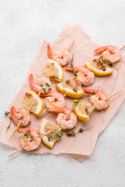 Photo gratuite brochettes de crevettes de fruits de mer sur papier sulfurisé