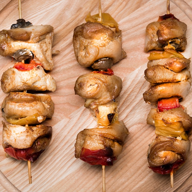 Brochettes De Gros Plan Sur Planche De Bois