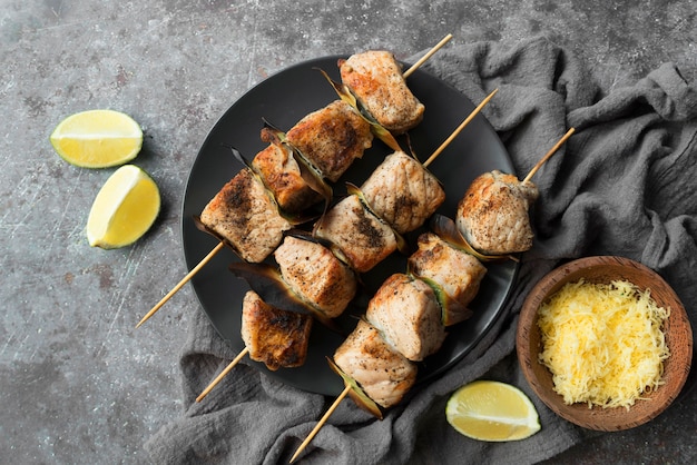 Brochettes de légumes et de viande grillées