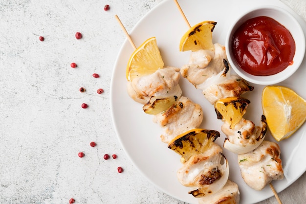 Brochettes de poulet grillé avec des légumes