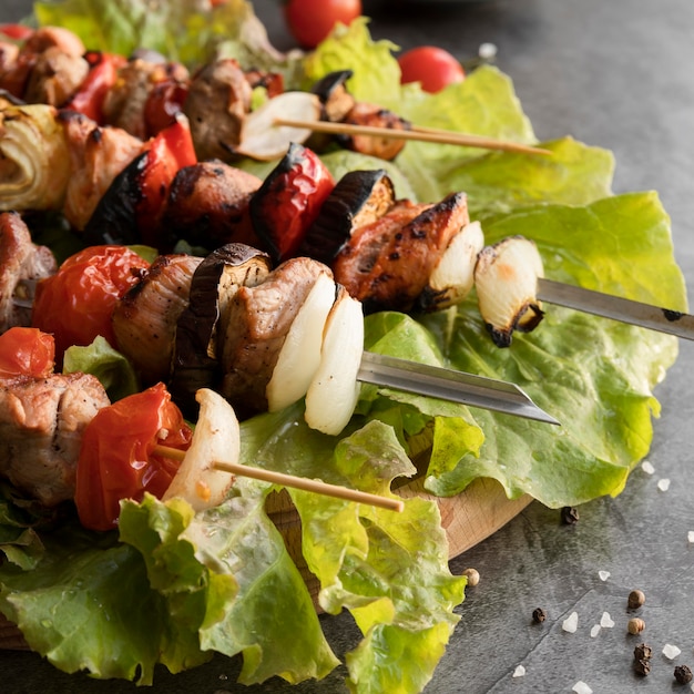 Brochettes de poulet grillées avec gros plan de légumes