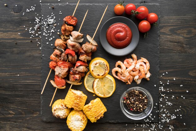 Brochettes de poulet grillées vue de dessus avec légumes