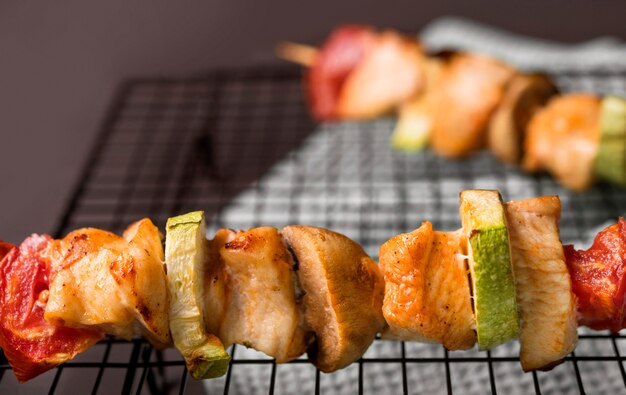 Brochettes de poulet gros plan sur plateau