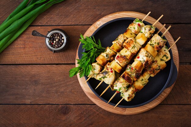 Brochettes de poulet avec des tranches de pommes et de piment. Vue de dessus