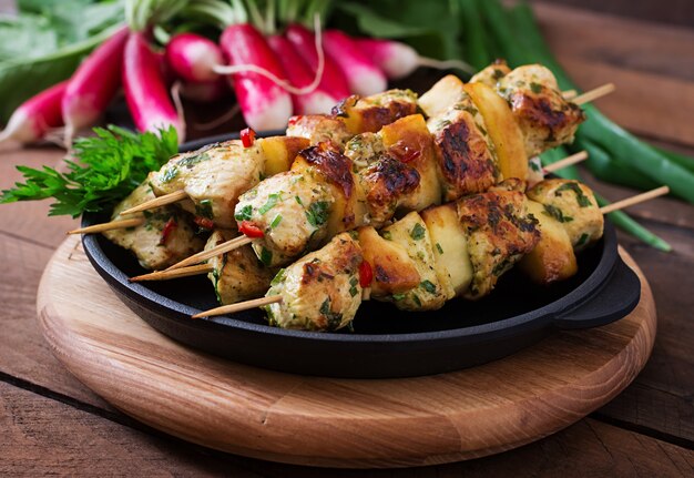 Brochettes de poulet avec des tranches de pommes et de piment