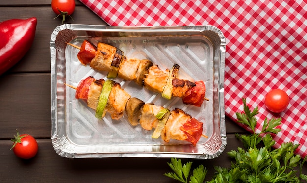 Brochettes de poulet vue de dessus sur le plateau