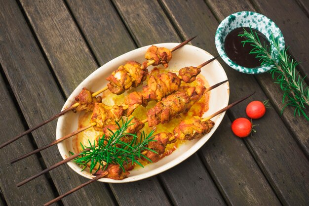 Brochettes de shish de viande avec des potées sur la table