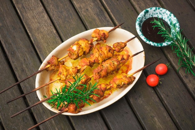 Brochettes de shish de viande avec des potées sur la table