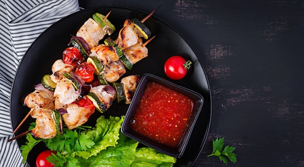 Photo gratuite brochettes de viande grillée, brochette de poulet avec courgettes, tomates et oignons rouges