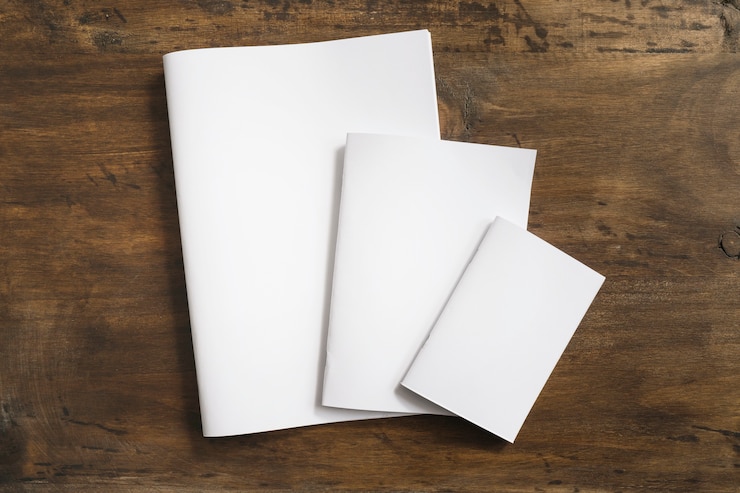 Photo gratuit brochures vierges en trois tailles