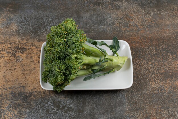 Photo gratuite brocoli cru organique vert sain dans le bol sur la surface en marbre