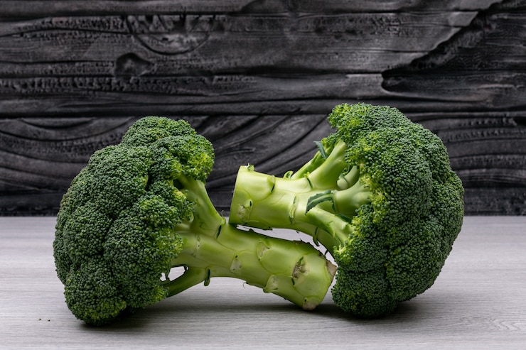Photo gratuit brocoli frais sur table en bois blanc