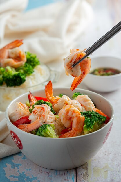 Brocoli frit à l'ail et aux crevettes, cuisine thaïlandaise.