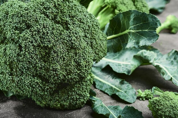 Brocoli vert frais, lumineux sur fond gris. Gros plan, mise au point sélective. Alimentation saine, légumes frais verts