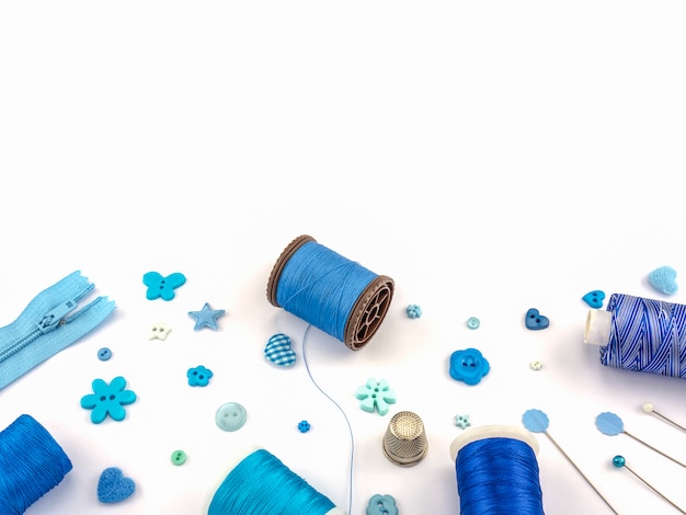 Broderie bleue sur fond blanc