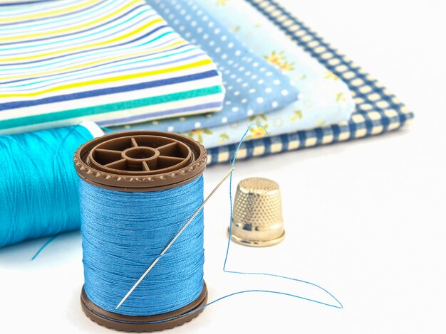 Broderie bleue sur fond blanc