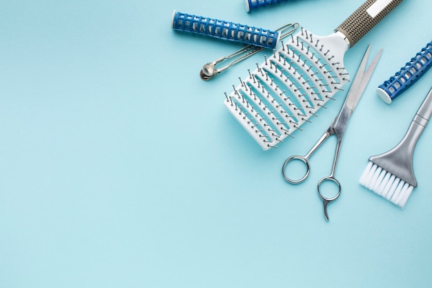 Brosse à cheveux et épingles copie l'espace