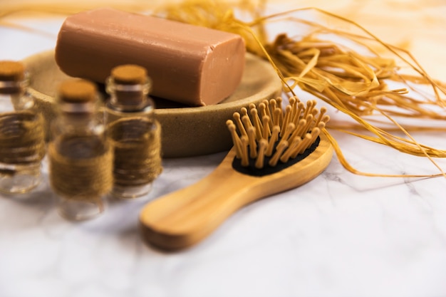 Photo gratuite brosse à cheveux spa en bois avec du savon