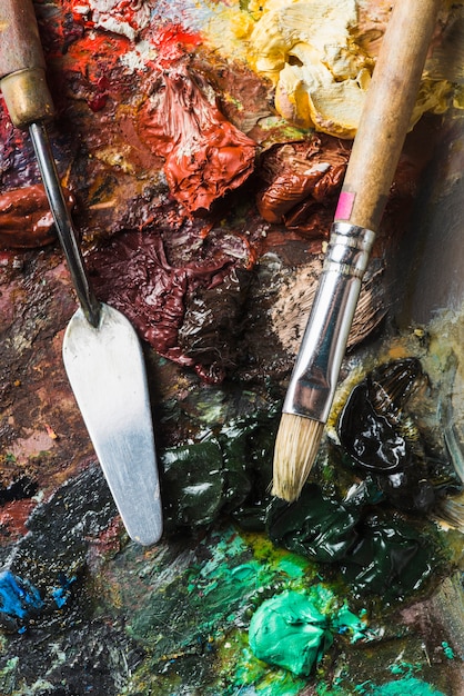 Brosse et couteau à palette sur les traces de peinture