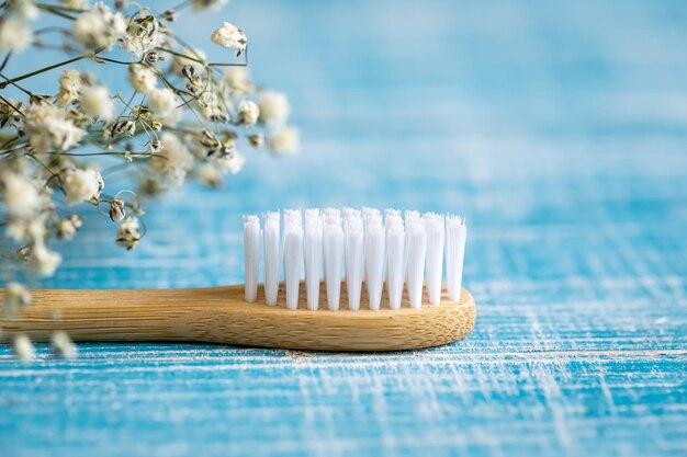 Photo gratuite brosse à dents en bambou écologique naturel sur un espace de copie de fond bleu