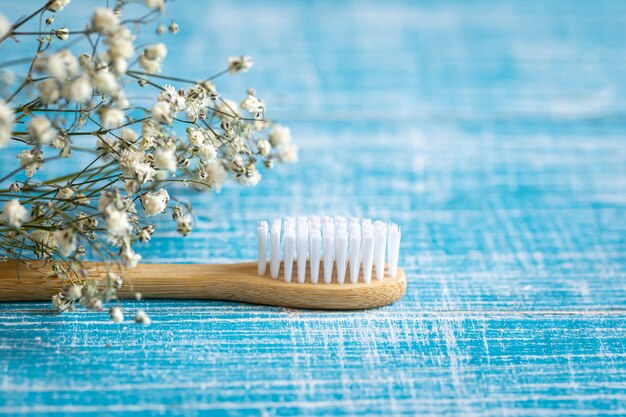 Photo gratuite brosse à dents en bambou écologique naturel sur un espace de copie de fond bleu