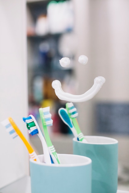 Photo gratuite brosse à dents en coupe avec le sourire sur le miroir