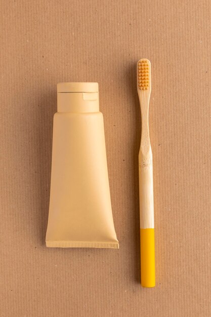 Brosse à dents et récipient vue de dessus