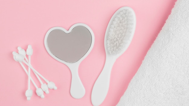 Photo gratuite brosse plate et miroir pour douche de bébé