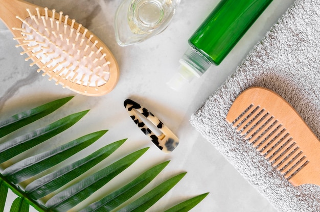 Photo gratuite brosse et sérum vue de dessus pour le soin des cheveux