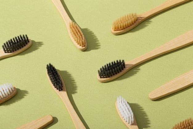 Brosses en bambu bio à angle élevé sur fond vert