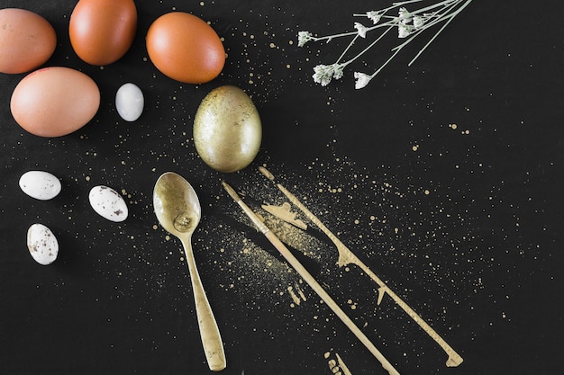 Brosses et cuillère près d&#39;oeufs assortis