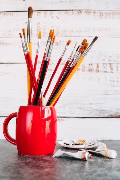 Photo gratuite brosses dans la tasse