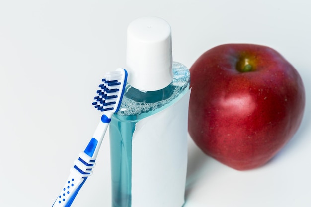 Photo gratuite brosses à dents sur la table sur fond clair