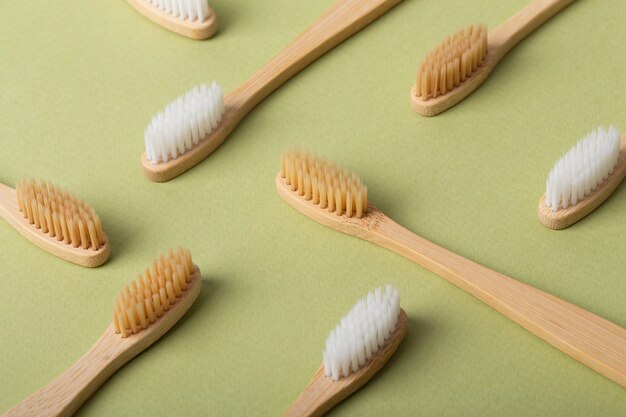 Brosses naturelles sur fond vert high angle