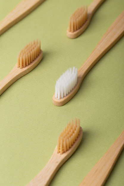 Brosses naturelles sur fond vert