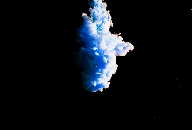Brouillard bleu abstrait dans l'obscurité