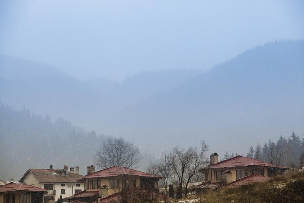 Brouillard dans les montagnes dans un paysage très onirique