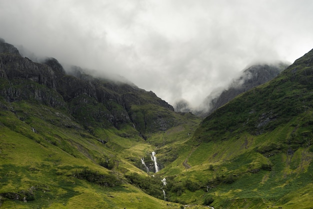 Brouillard descendant sur les montagnes de l'Écosse pendant la journée