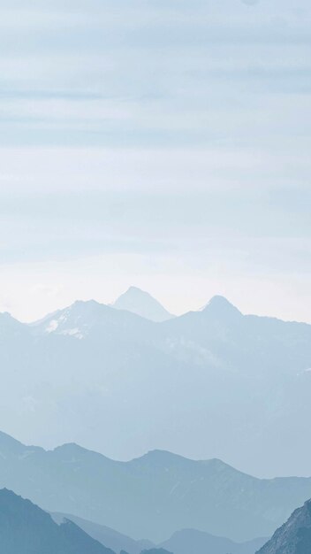 Le brouillard envahit les Alpes de Chamonix en France fond d'écran de téléphone mobile