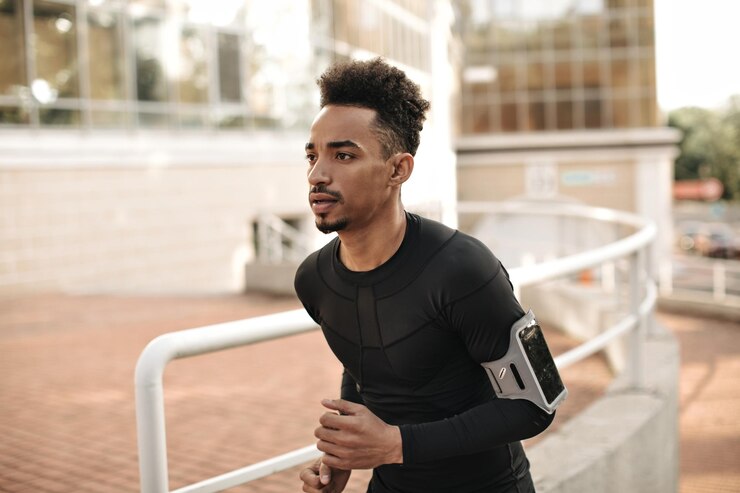 Photo gratuit browneyed brunet darkskinned man in black longsleeved sport tshirt courir et travailler à l'extérieur en ville
