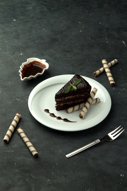 Photo gratuite brownie dans l'assiette sur la table