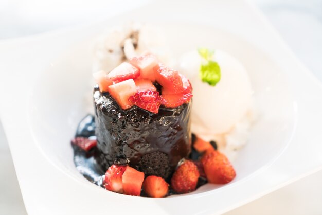 Photo gratuite brownie gâteau au chocolat noir de fête