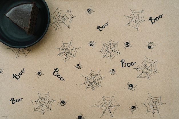 Brownie, papier debout avec des dessins amusants d&#39;araignées et de toiles
