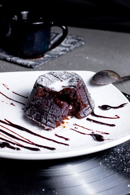 Brownie avec sauce au chocolat et sucre en poudre