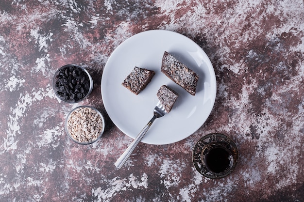 Brownies au chocolat servi avec un verre de thé, vue du dessus